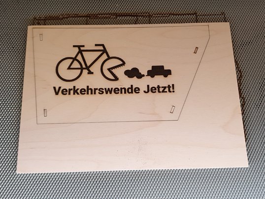 Fertig gelasertes Schild